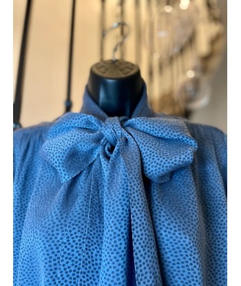 Blouse lavallière en soie façonnée bleue à prix réduit toute l'année