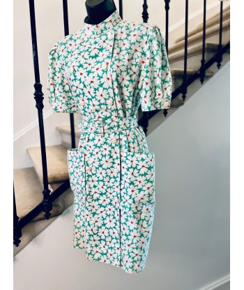 Robe croisée à fleurs l'évolution des habitudes 