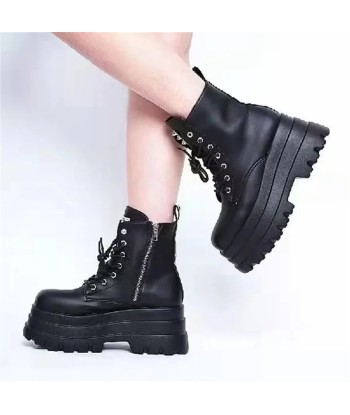 Women Platform Wedges Boots Gothic Look with Metal Studs and Lacing rembourrage situé sous