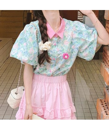 Playful Kawaii Shirt with Flowers & Sweet Ruffled Skirt de technologie