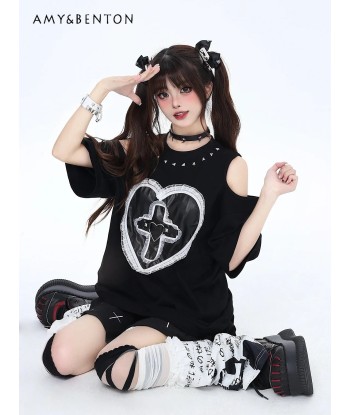 Gothic Love: Black Oversized T-Shirt with Cross & Cut-Outs de pas cher