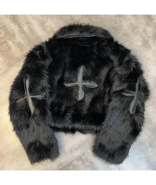 Women's Winter Jacket in E-Girl Style with Cross Patches and Fur rembourrage situé sous