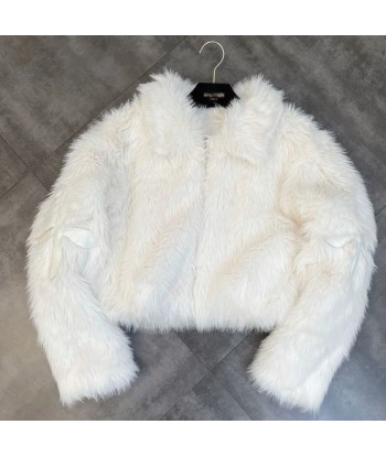 Women's Winter Jacket in E-Girl Style with Cross Patches and Fur rembourrage situé sous