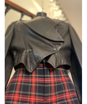 Veste courte en cuir noir ouvre sa boutique