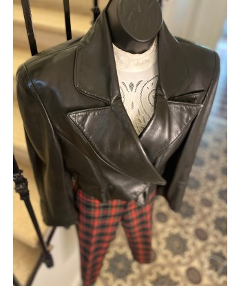 Veste courte en cuir noir ouvre sa boutique