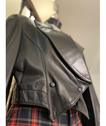 Veste courte en cuir noir ouvre sa boutique